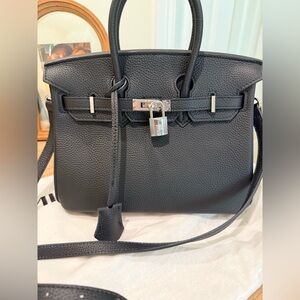Mille Gabrielle 25 Black Leather Handbag!! Adorable & roomy.
